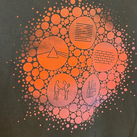 Roger Waters US + THEM 2017 tee Pink Floyd sz S - Picture 2 of 4
